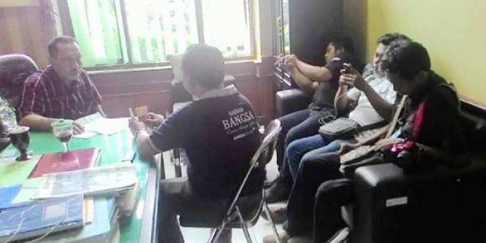 PWI Sampang saat melapor kepada Kejari, kemarin. foto: istimewa