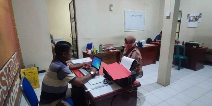 Terlapor Masriah saat dimintai keterangan oleh penyidik Unit Reskrim Polsek Sukodono.