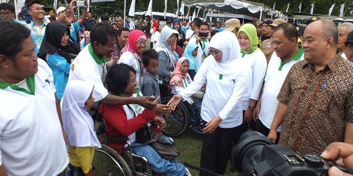 Mensos Khofifah Indar Parawansa saat menyapa para penyandang disabilitas. Foto: YUDI ARIANTO/BANGSAONLINE