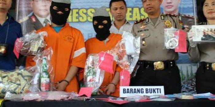 Dua tersangka saat dirilis di Mapolresta Malang. (foto: merdeka)