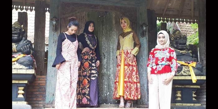 Empat model bernama Octi, Nabila, Ria dan Zahwa sedang memperagakan batik khas Kabupaten Probolinggo.