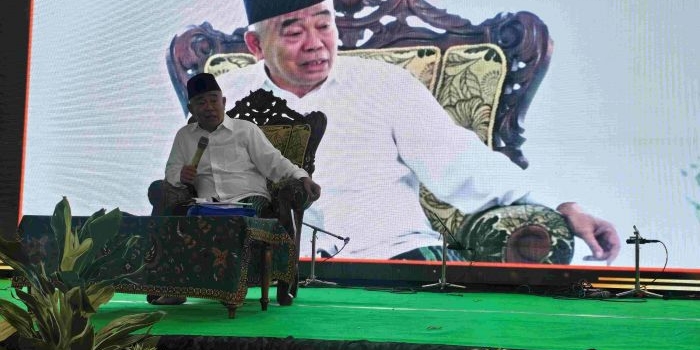 Prof Dr Asep Saifuddin Chalim, MA, saat menyampaikan sambutan dalam acara Haflah Akhirussanah Pondok Pesantren Amanatul Ummah Jalan Siwalankerto Utara Surabaya, Jumat (12/6/2026). Foto: Mas