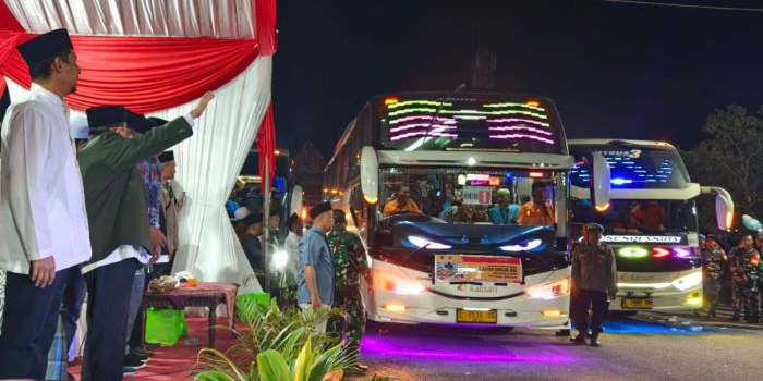 Wakil Bupati K.H. Imam Hasyim saat memberangkatkan JCH asal Sumenep