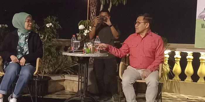 Cawapres nomor urut 1 Muhaimin Iskandar saat bincang santai di Cafe Oases Hotel Zam-Zam Kota Batu, Minggu (31/1/2024) malam.