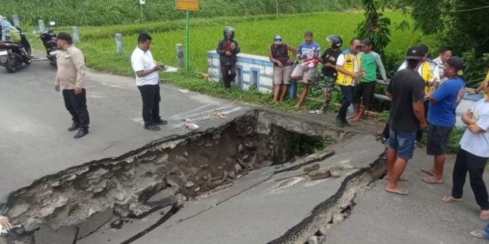 tergerus-aliran-air-deras-aspal-jembatan-sawentar-banggle-kanigoro-blitar-ambrol