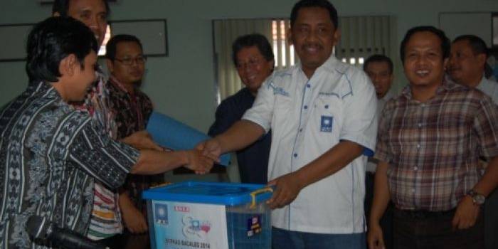 SIMBOLIS-Pengurus DPD PAN Sidoarjo simbolis menyerahkan kotak berkas bacaleg saat mendaftar ke KPU Sidoarjo, Senin (22/4/2014) lalu, sebelum Pileg 2014 yang digelar pada 9 April 2014. foto : musta’in/BangsaOnline