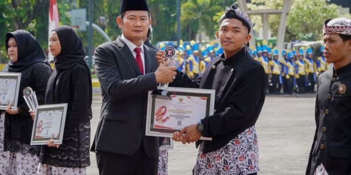Yuhronur Efendi, Bupati Lamongan menyerahkan apresiasi kepada Kurniawan saat upacara Hari Sumpah Pemuda ke-97