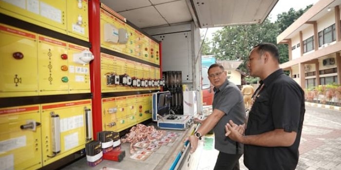 Kadindik Jatim Aries Agung Paewai saat meninjau salah satu sarana dan prasarana milik salah satu SMK di Malang. (Ist)