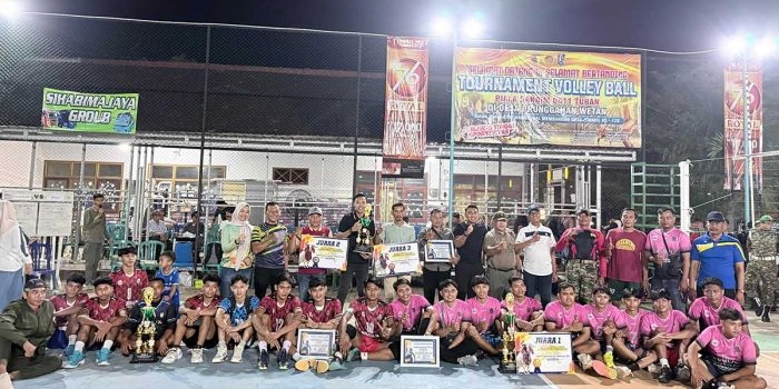 Para juara turnamen voli yang digelar Kodim 0811/Tuban saat TMMD ke-128.


