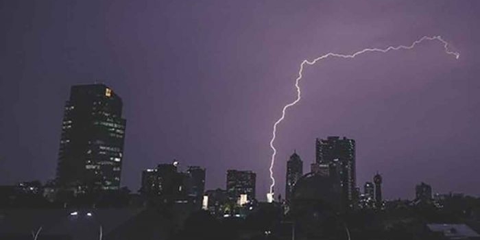 bmkg-terbitkan-peringatan-dini-cuaca-ekstrem-hingga-27-januari-2026