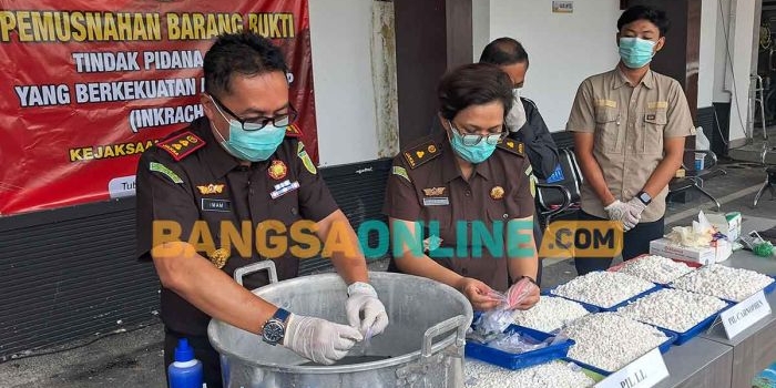 Kejari Tuban saat memusnahkan barang bukti tindak pidana umum. Foto: ACHMAD CHOIRUDIN/BANGSAONLINE