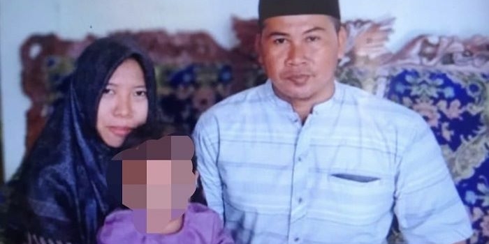 Korban Wardatun Thoyyibah (kiri) bersama suami dan anaknya. Foto: Ist

