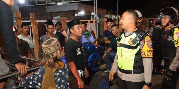 Kapolres Kediri Kota AKBP Bramastyo Priaji saat berdialog dengan warga (dok. Ist)