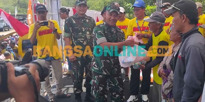 Danrem 081/DSJ, Kolonel Inf Sugiono, saat memberi bantuan kepada warga. Foto: HENDRO SUHARTONO/BANGSAONLINE