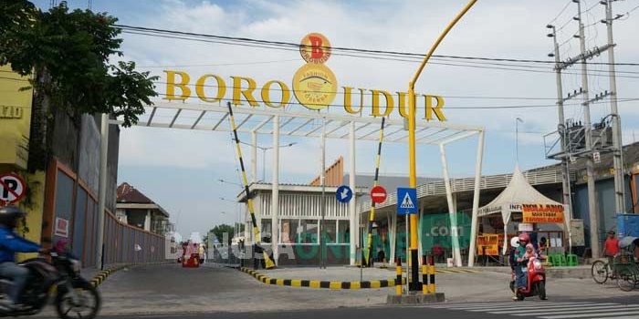 Swalayan Borobudur di Jl Gus Dur Jombang yang melarang karyawannya mengenakan jilbab. foto: RONY S/ BANGSAONLINE