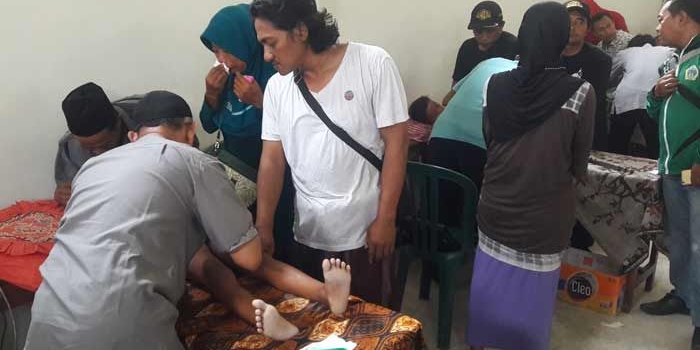 Pengasuh Wong Bodho Pondok Mburi Sukoiri melihat sunatan massal. foto: SYUHUD/ BANGSAONLINE