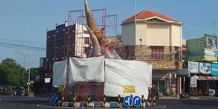 Proses perawatan Tugu Kartonyono Ngawi.