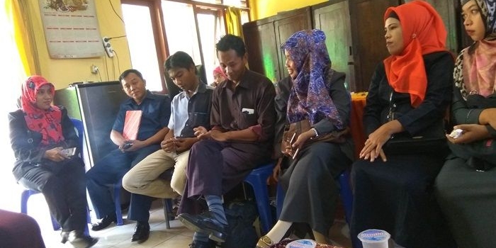 Sejumlah guru saat mogok mengajar dan berada di cabang dinas larangan.?