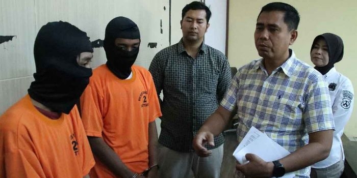 Polisi saat menginterogasi pelaku yang tega memperkosa gadis di Bangkalan.