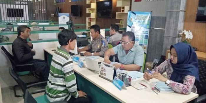 Suasana layanan SIM Polresta Sidoarjo. Sejak beberapa waktu lalu pengurusan SIM di Sidoarjo bisa lewat aplikasi android bernama e-SIM.