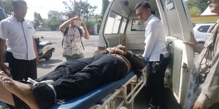 Jenazah korban saat dievakuasi petugas.