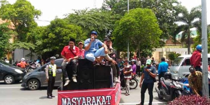 Warga Desa Sidokepung, Kecamatan Buduran, saat demo di depan Kantor Kejari Sidoarjo. foto: NANANG I/ BANGSAONLINE