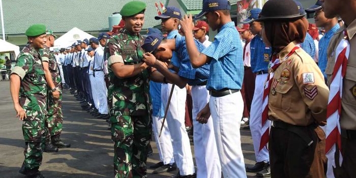 Dandim 0819 Pasuruan Letkol Arh Noor Iskak menyapa para peserta lomba usai apel pagi di halaman makodim.