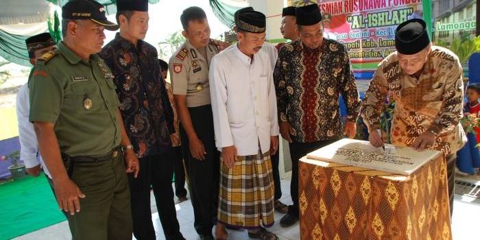 RESMI. Asrama Ponpes Al Ishlah Desa Centini Kecamatan Larean diresmikan penggunaannya oleh Bupati Fadeli. foto : aries sugiarto/bangsaonline