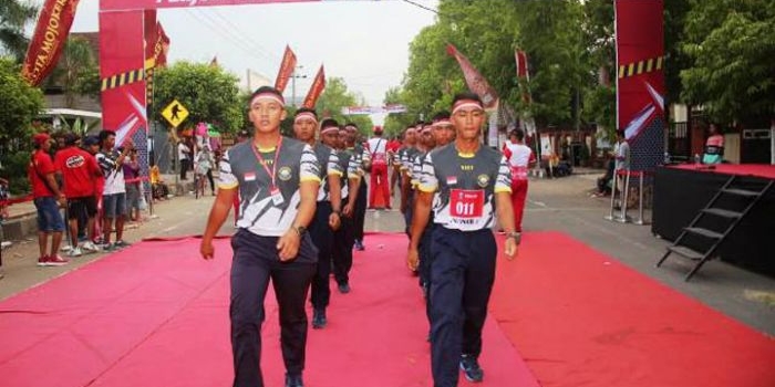 Dengan penuh semangat dan jiwa pantang menyerah, para prajurit (Koarmada) II berjalan seirama dan satu suara menempuh jarak 56 kilometer.