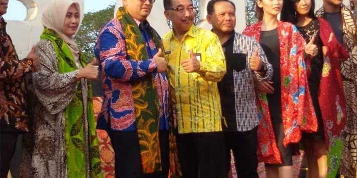 Wakil Bupati bersama Kadisperindag bersama Modeling inc Malang saat memperagakan Batik Khas Kabupaten Probolinggo.