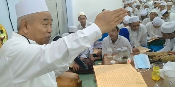 Prof Dr KH Asep Saifuddin Chalim, MA, saat membacakan kitab Mukhtarul Ahadits di Pondok Pesantren Aamantul Ummah Jalan Siwalankerto Utara Surabaya. Foto: M Mas