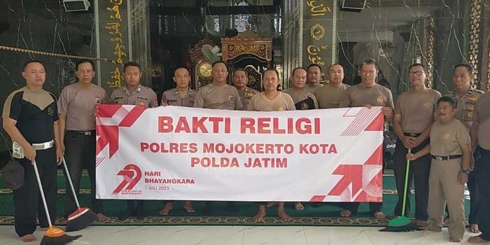 sambut-hari-bhayangkara-ke-79-polsek-jetis-bersihkan-masjid-nurul-huda