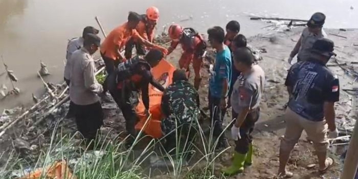 Petugas saat mengvakuasi jasad korban.