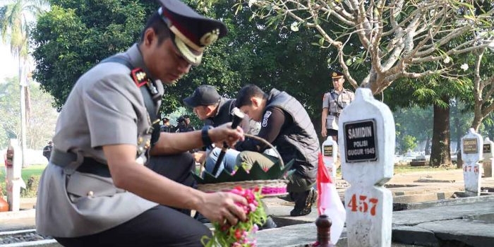 polres-mojokerto-kota-ziarah-dan-tabur-bunga-di-tmp-gajah-mada-saat-peringati-hari-bhayangkara-ke-79