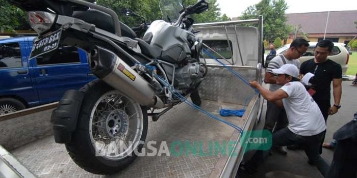 Kendaraan yang diambil tim penyidik KPK dari Mapolres Jombang, Kamis (8/12).
foto: RONY S/ BANGSAONLINE 