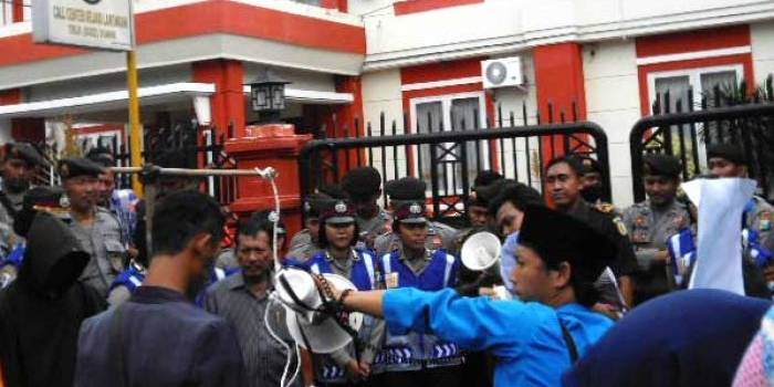 KAWAL KASUS: Aksi unjuk rasa aktivis PMII di depan kantor Kejari Lamongan. foto: nurqomar/ BANGSAONLINE
