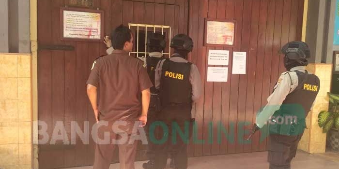 Petugas menjaga ketat pintu gerbang Lapas Kelas II A Bojonegoro pasca percobaan kabur salah satu napi. foto: EKY NURHADI/ BANGSAONLINE