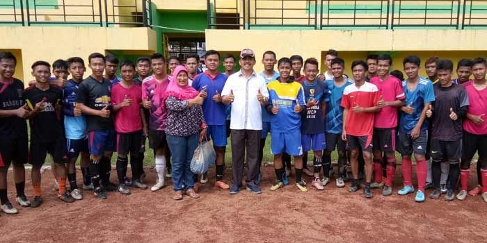 Gus Syaf foto persama para peserta seleksi turnamen sepakbola di Standion Merdeka. foto: BANGSAONLINE