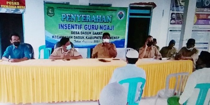 Sembilan guru ngaji saat terima insentif.