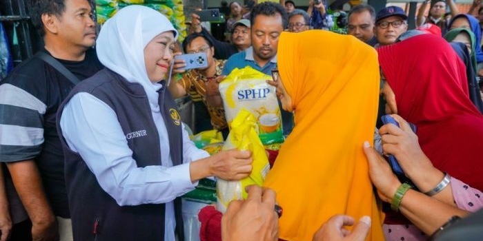 pasar-murah-di-waru-sidoarjo-gubernur-jatim-pastikan-distribusi-bahan-pokok-lancar-dan-terjangkau