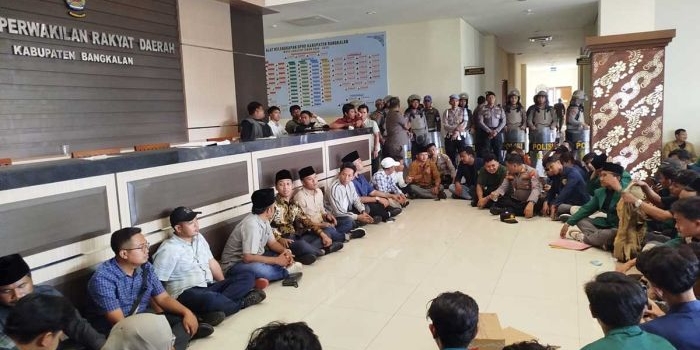aksi-mahasiswa-di-bangkalan-soroti-infrastruktur-dan-layanan-publik
