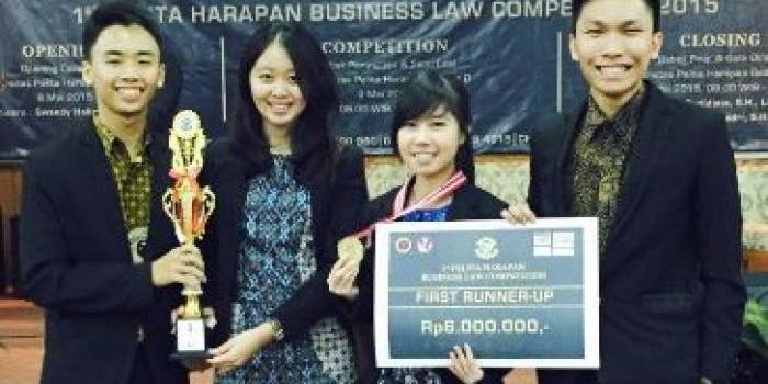 JUARA. Empat mahasiswa Ubaya yang menjuarai Business Law Competition.