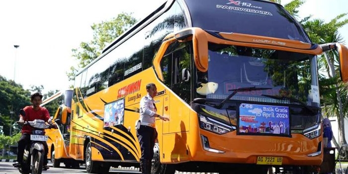 Salah satu bus yang siap mengantarkan peserta balik gratis ke Surabaya. Foto: Ist