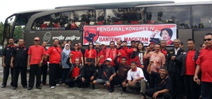 Rombongan delegasi PDIP Magetan berangkat menuju pulau dewata Bali untuk mengikuti Kongres ke-4 PDI Perjuangan. (Nanang/BANGSAONLINE)