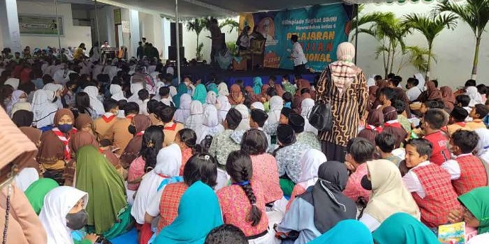 Para siswa SD dan MI peserta Olimpiade di Pondok Pesantren Amanatul Ummah Jalan Siwalankerto Utara, Ahad (5/2/2023). Foto: MMA/bangsaonline.com