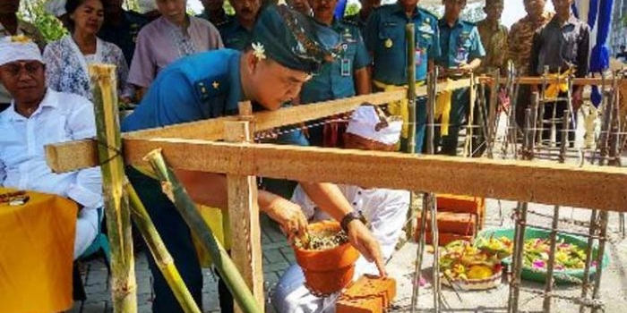 Kasarmada II Laksamana Pertama TNI I N.G. Sudihartawan, SPi, MM, meletakkan batu pertama pembangunan Candi Bentar Majapahit.