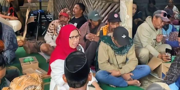 Calon Bupati Lumajang, Indah Amperwati saat berdialog bersama warga Ranupani.