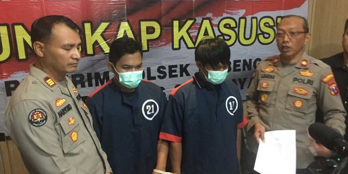 Kedua tersangka pengedar dan pencetak uang palsu diamankan Polsek Gubeng.