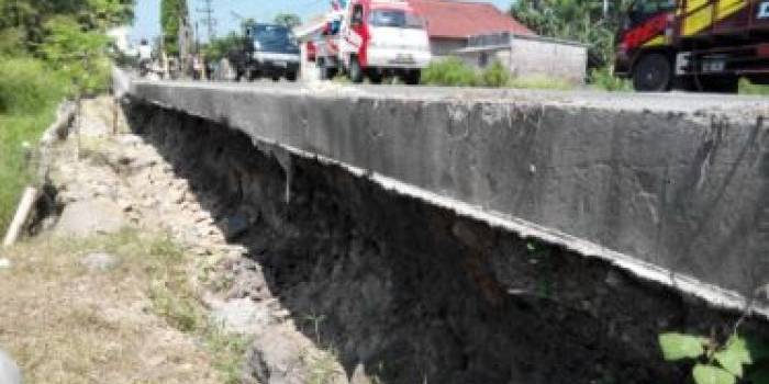 Kondisi jalan Cor antara Kupang-Jetis mengangga akibat tergerus hujan. (foto: yudi eko purnomo/BANGSAONLINE)