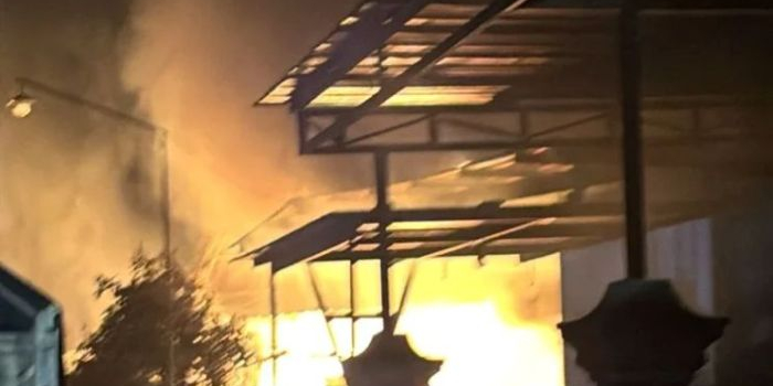 kebakaran-​ruko-di-sutojayan-blitar-terbakar-hanguskan-mobil-dan-barang-dagangan